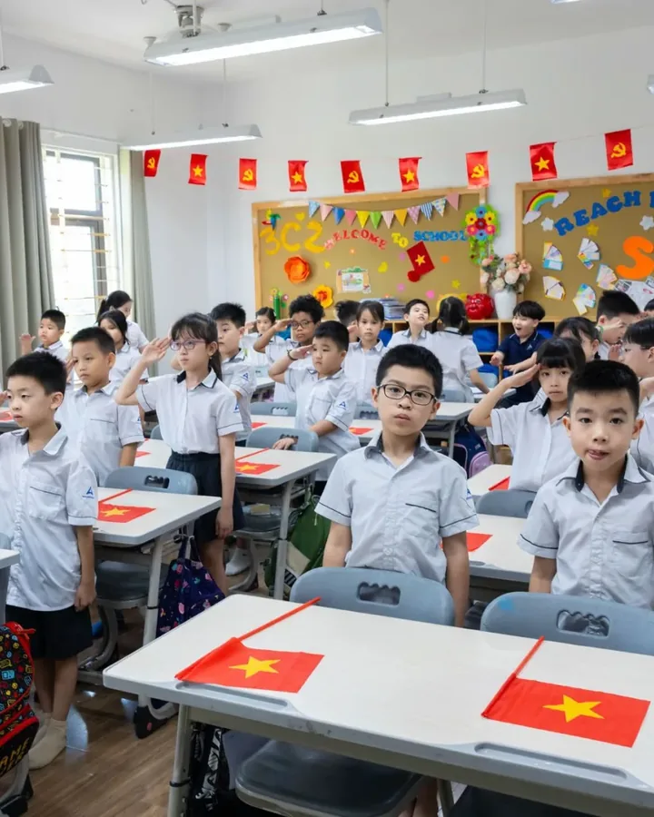 Thầy cô chữa bài cho từng em